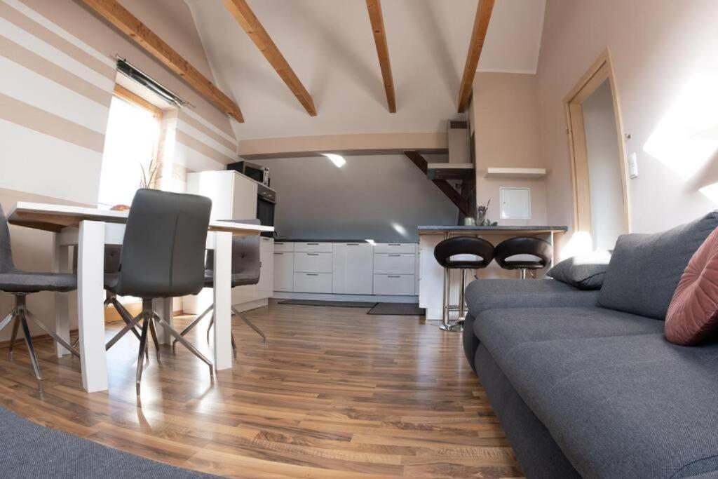 Apartment Moderne, Gemütliche Dg-wohnung In Ruhiger Lage